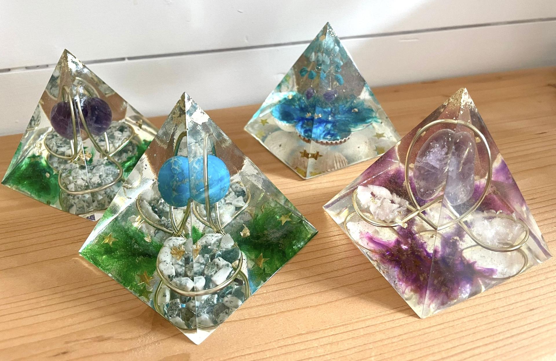 pyramide orgonite pierres précieuses résine epoxy