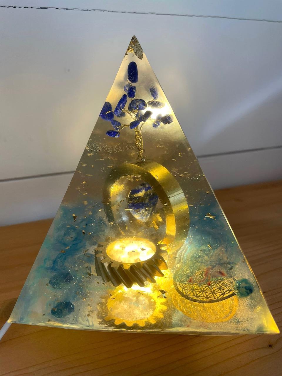 pyramide, lucie nolot, orgonite, création, créativité, inspiration, résine epoxy